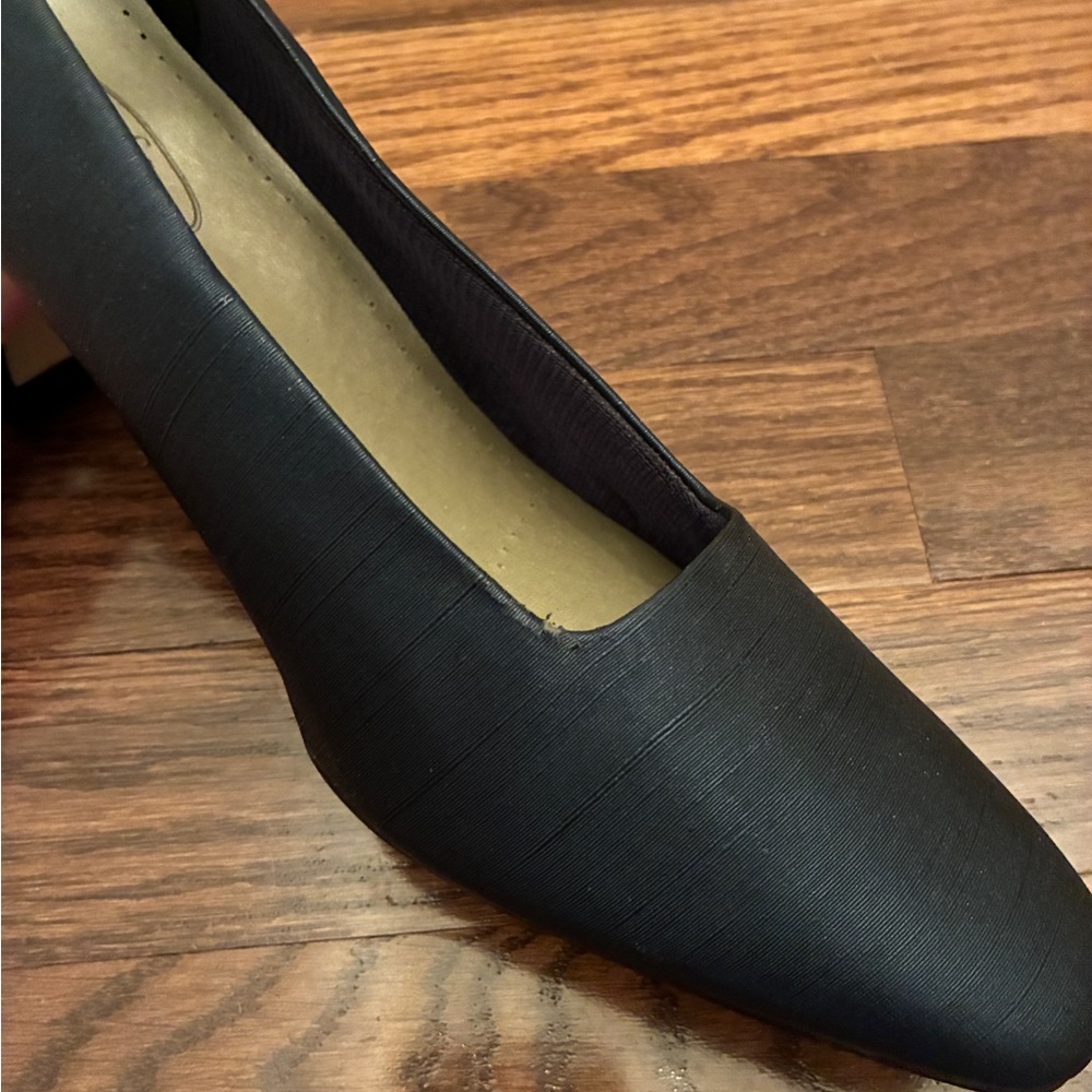 NIB Soft Flexible Navy Pumps 2.5" Heel Size 10 - Picture 12 of 14